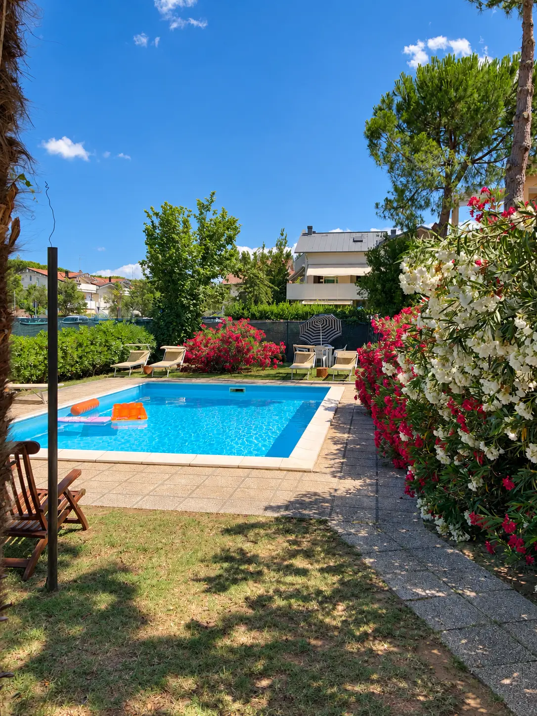 Piscina nel giardino dell'appartamento a Cervia