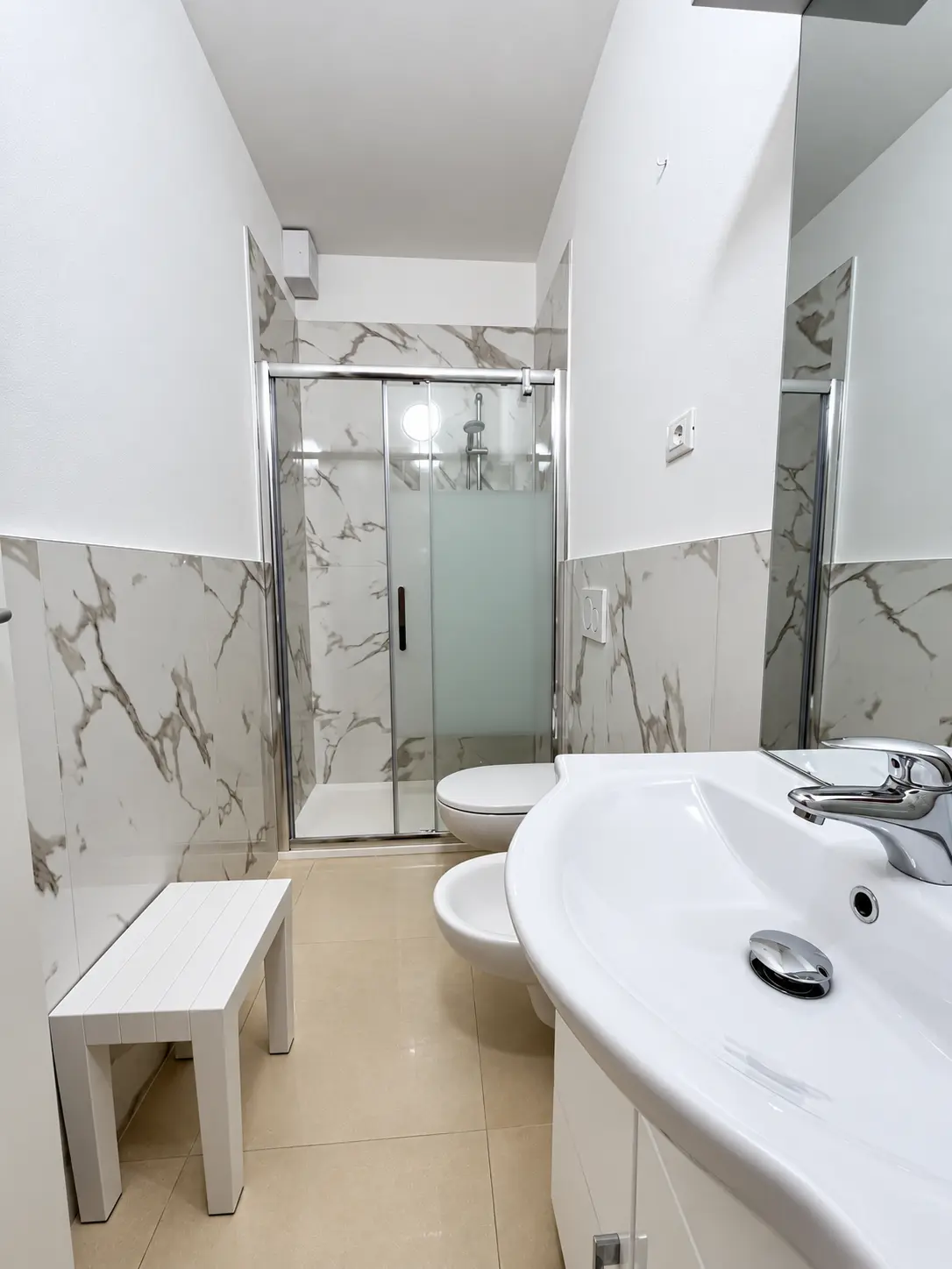 Bagno con doccia in marmo